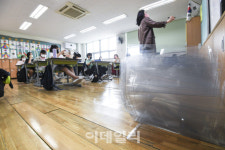[포토]가림판 치우고 수업해요