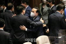 [포토]형사소송법 개정안 통과, 의원들과 인사 나누는 박홍근