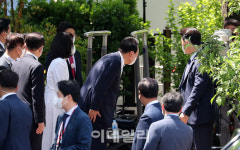 [포토]경로당 어르신들께 인사하는 윤석열 대통령