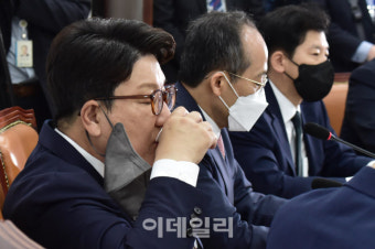 [포토]목 축이는 권성동 국민의힘 원내대표