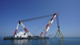 정병래 유탑그룹 회장, 해상풍력사업 첫 작업 나섰다… 풍황계측기 설치