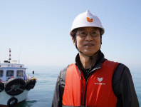 정병래 유탑그룹 회장, 해상풍력사업 첫 작업 나섰다… 풍황계측기 설치