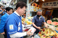 [포토]전통시장에서 물건 구입하는 송영길 서울시장 후보
