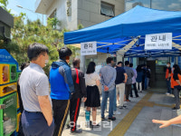 선거일엔 나들이죠 투표소 찾는 발길 잦아…사전투표 열기, 대선보다 덜해