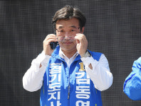윤호중, `김포공항 이전` 