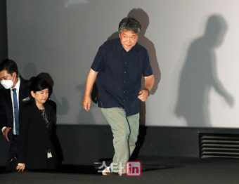 [포토] 기자간담회 입장하는 고레에다 히로카즈 감독