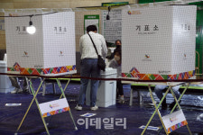 [포토]오늘은 배드민턴 대신 투표하는 날