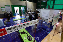 [포토]'투표소로 변신한 배드민턴장'