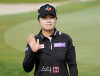 [포토]홍정민 차분한 미소 손인사