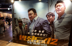 천만 영화 눈 앞 범죄도시2…들썩이는 영화관주