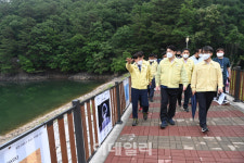 [포토]이한규 경기 행정2부지사 산정호수 가뭄 대책 마련할 것