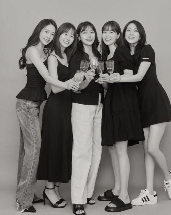 '데뷔 15주년' 카라, 완전체로 뭉쳤다…구하라도 태그