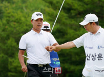 [포토] 신상훈 '버디 하이파이브'