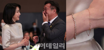 선명한 '네잎클로버'…김건희 여사 최애 팔찌 가격은?
