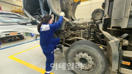 진입장벽 뛰어넘은 여성 트럭 정비사 70kg 타이어도 거뜬