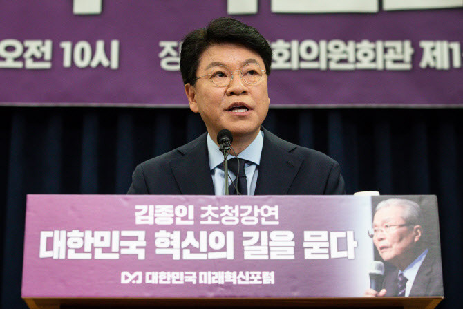 의장 발언에 항의하는 권성동, 여야 정치인들이 모여들다