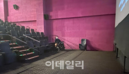 영화관은 맨 앞, 공연장은 맨 뒤…찬밥자리는 ‘장애인석’