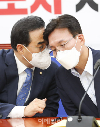[포토]복지부-교육부 장관 후보자 검증, '대화하는 박홍근-김민석'