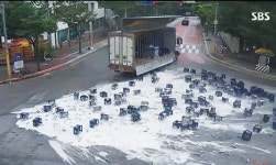 도로 위 맥주병 2000개가 ‘와르르’… 차주 홀로 망연자실하던 찰나