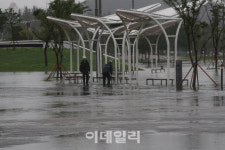 [포토]물에 잠기기 앞서 시설 정비하는 관계자