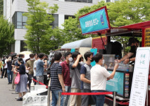 “누리호 영웅들에게 쏜다” 항우연 앞 尹대통령이 보낸 ‘커피차’