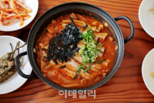 [미식로드] 메밀묵 넣은 김치찌개 ‘태평초’를 아십니까