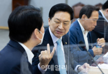 [포토]안철수 의원과 대화하는 김기현