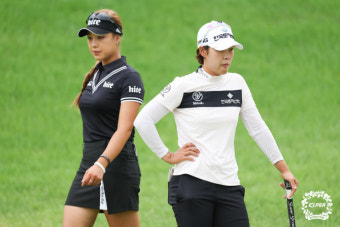 ‘첫 우승 도전’ 윤이나, 사흘 연속 선두…박지영 2타 차 추격