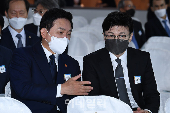 국민의힘 전당대회, 원희룡 후보와 한동훈 후보 사이의 긴장 고조evenodd