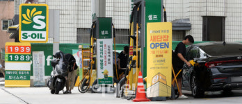 [포토]한풀 꺾인 국제유가·정제마진…국내 기름값 진정세