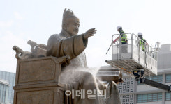 [포토]광화문광장 세종대왕 때밀이 목욕