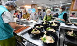 [포토] 종로노인종합복지관 삼계탕 봉사