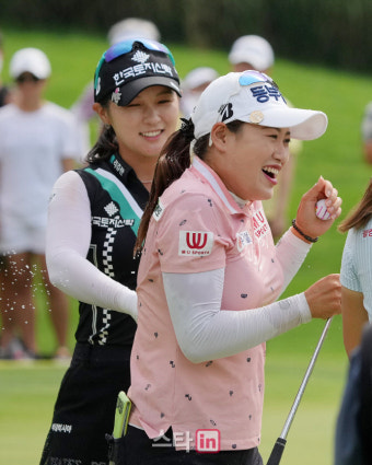 [포토]지한솔,박현경 '첫 번째 우승 축하 물세레'