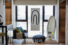 MZ 취향 ‘딱’…마티에 오시리아, 쿠션 거울 아티스트와 컬래버