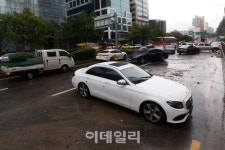 [포토]폭우에 침수된 차량들로 통제된 서초대로