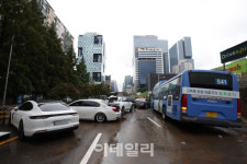 [포토]서초대로에 뒤얽힌 침수 차량들