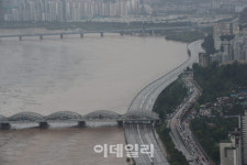 [포토]한강 수위 상승으로 올림픽대로 차량 통제