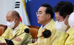 [포토]박홍근, 서초동 아크로비스타가 국가위기관리센터인가?