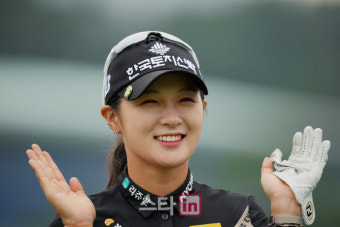 [포토]박현경 '우승 경쟁 합류했어요'