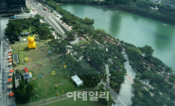 [포토]롯데월드타워 광장에 조성된 세븐일레븐 스마일링 포켓몬 플레이존