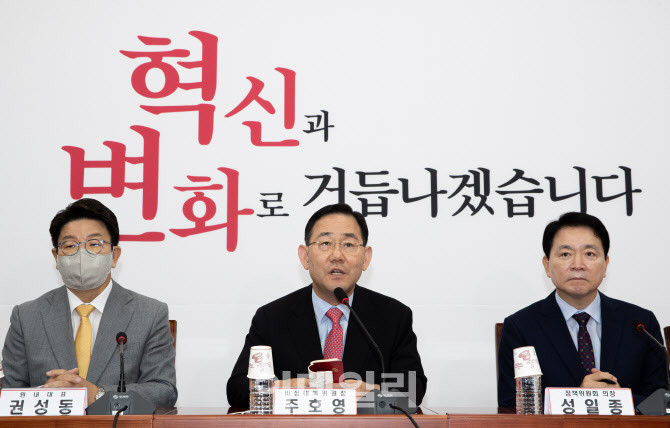 안철수, 국민의힘 혁신위원장으로 내정…혁신의 길을 역동적으로 걸어갈 것 - 당 내부 쇄신 추진 혁신위원장에 안철수 지명, 당의 새로운 도약 기대