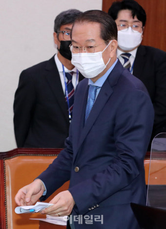 [포토]국회 외교통일위원회 전체회의 입장하는 권영세 장관