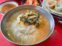 ‘후루룩 짭짭’ 맛좋은 국수… 여기에 담긴 한 남자의 사연 [쩝쩝박사]