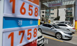 [포토]기름값 8주 연속 하락…휘발유 1600원대 주유소 속속 등장