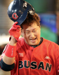 이대호, 인천 은퇴투어서 역전 투런포...롯데, 가을야구 희망