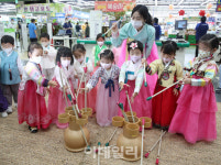 [포토] 하나로마트, 어린이 전통놀이 체험