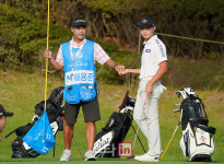 [포토] 배용준과 윤수남캐디 '버디를 부탁하마'