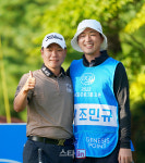 [포토] 캐디와 포즈 취하는 조민규