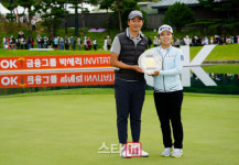 [포토]김수지,이시우 '우승의 기쁨을 프로님과 함께'