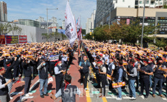 [포토]경기도버스노동조합협의회, 총파업 출정식 열어